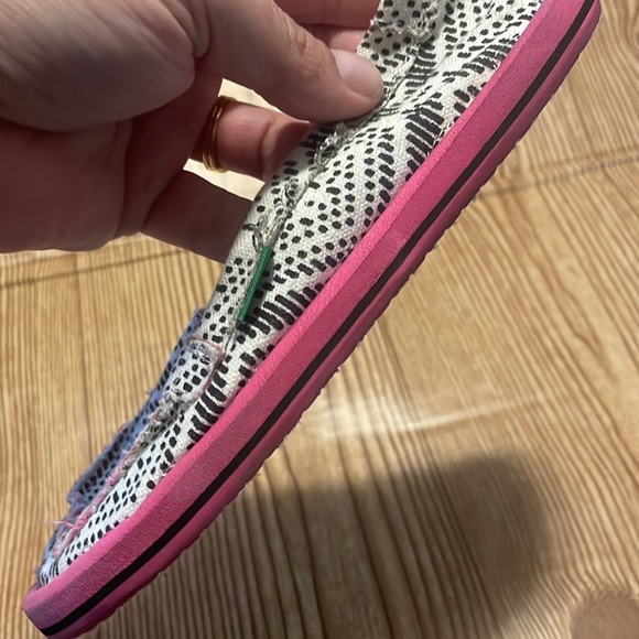 Girls Sanuk Slip On Shoes - Picture 8 of 8